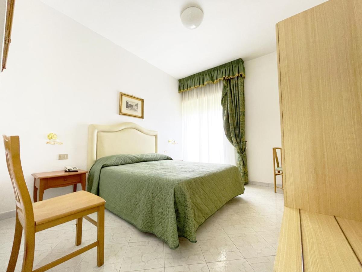 Hotel Reginella SantʼAgata sui Due Golfi Zewnętrze zdjęcie