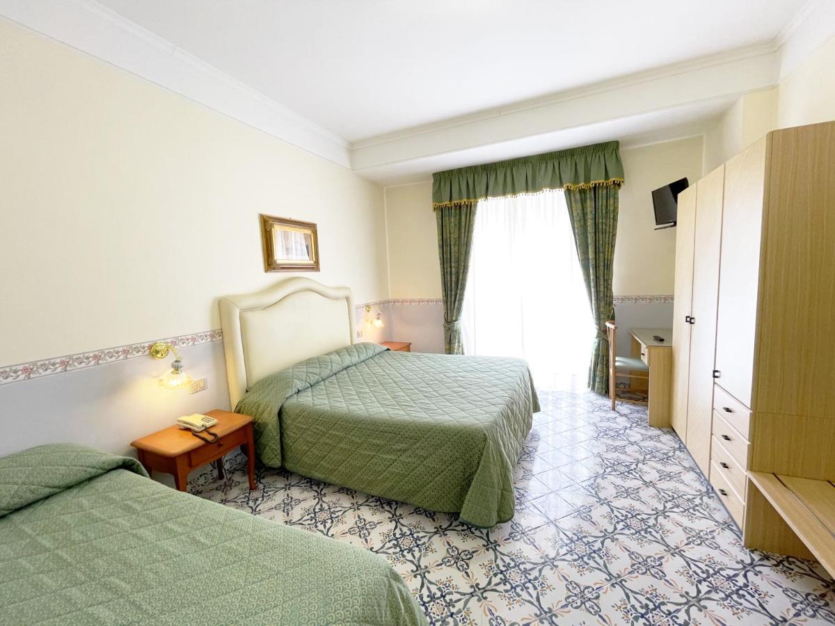 Hotel Reginella SantʼAgata sui Due Golfi Zewnętrze zdjęcie
