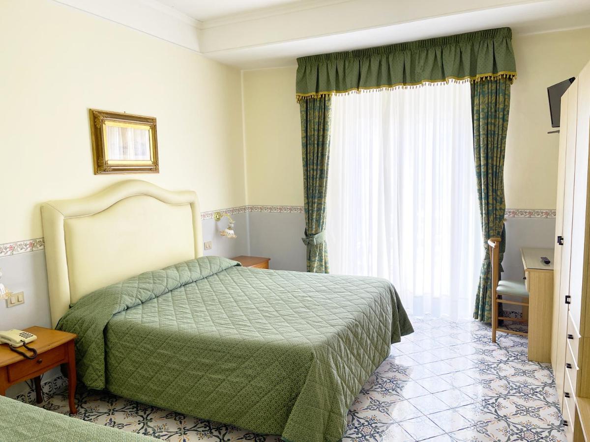 Hotel Reginella SantʼAgata sui Due Golfi Zewnętrze zdjęcie