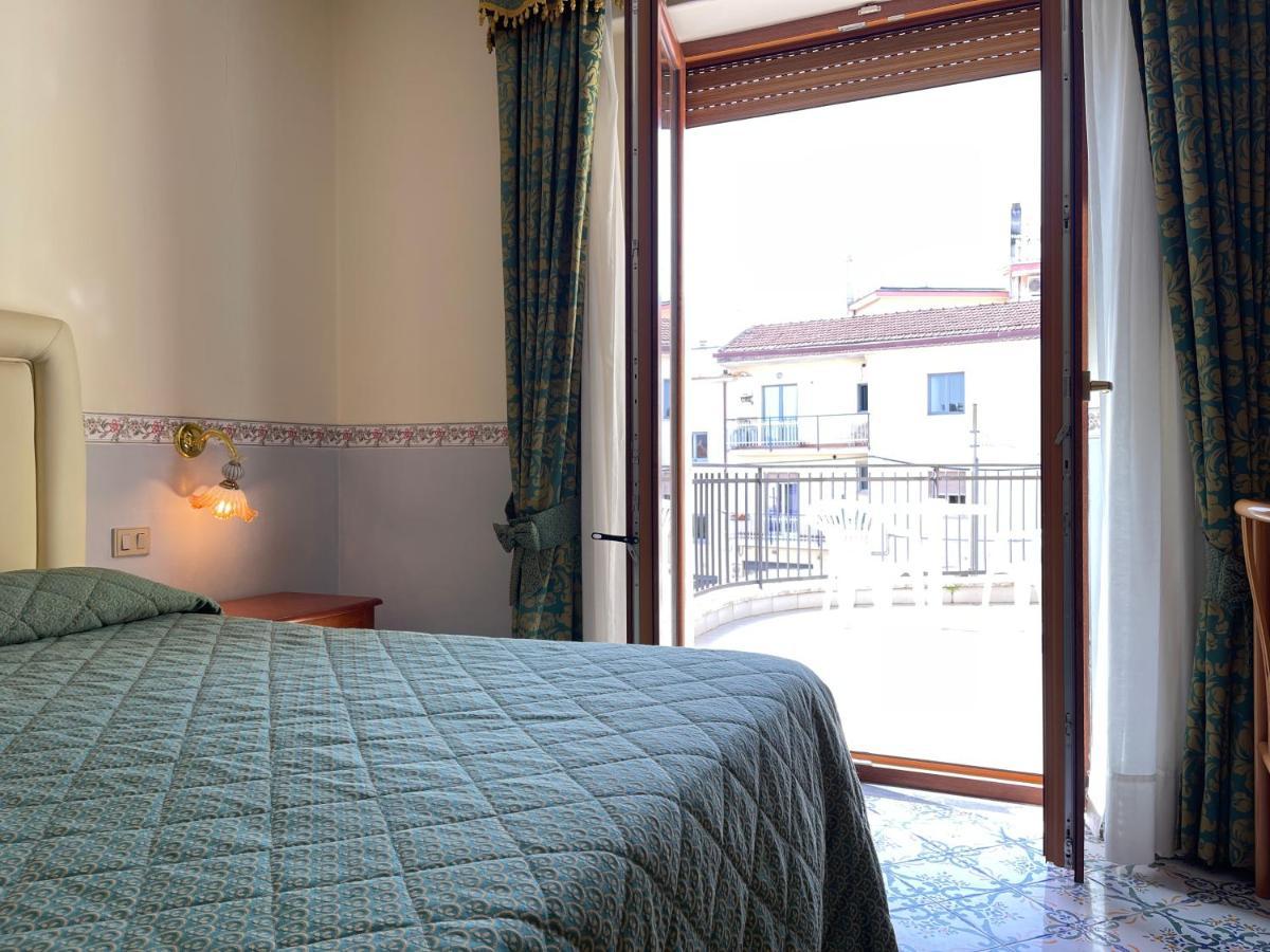 Hotel Reginella SantʼAgata sui Due Golfi Zewnętrze zdjęcie