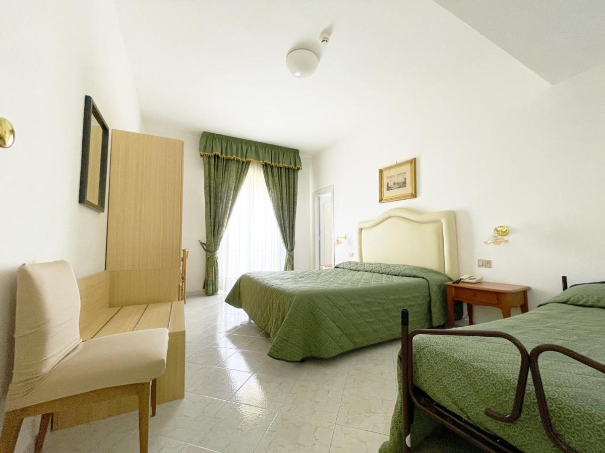 Hotel Reginella SantʼAgata sui Due Golfi Zewnętrze zdjęcie