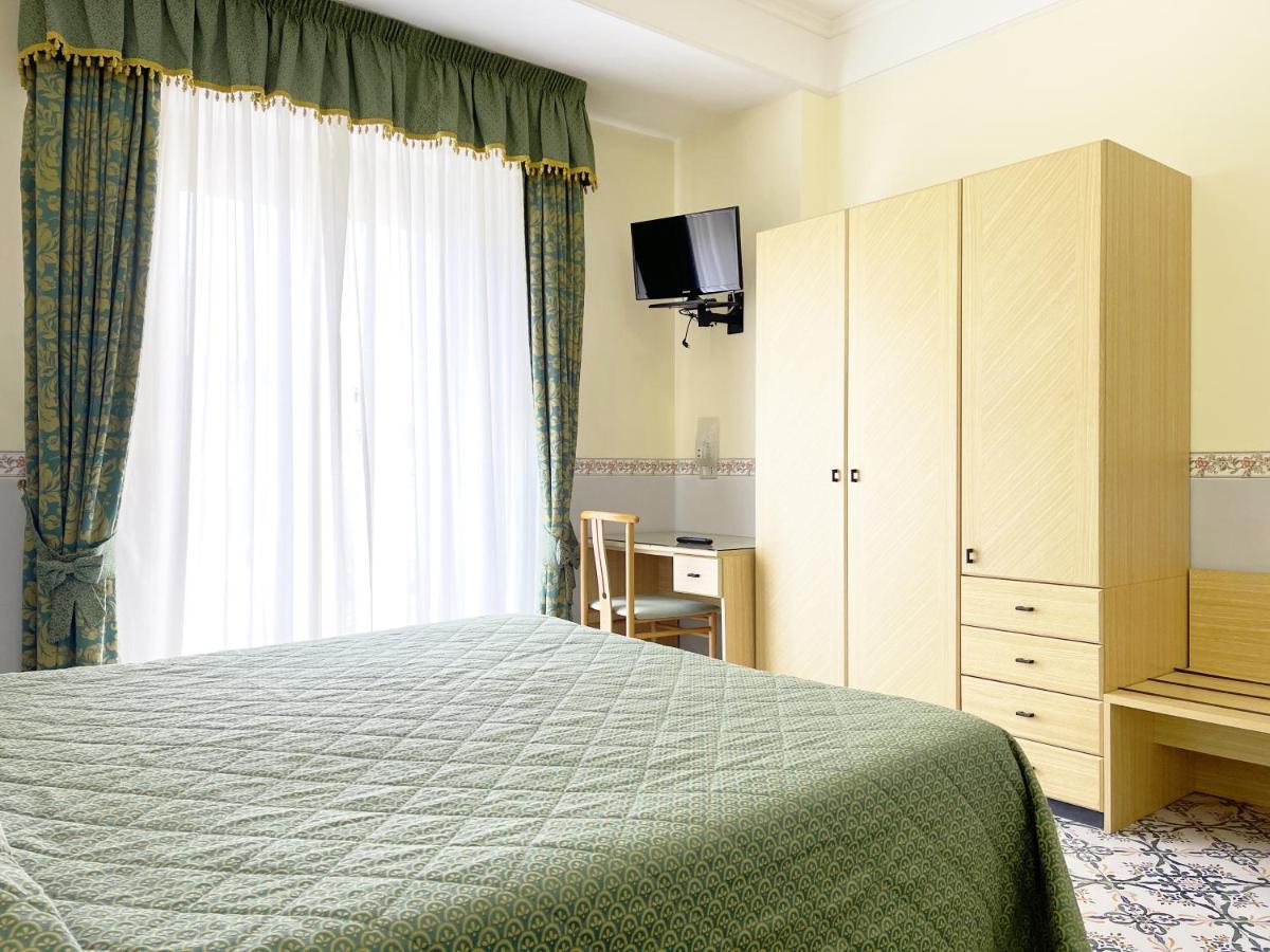 Hotel Reginella SantʼAgata sui Due Golfi Zewnętrze zdjęcie
