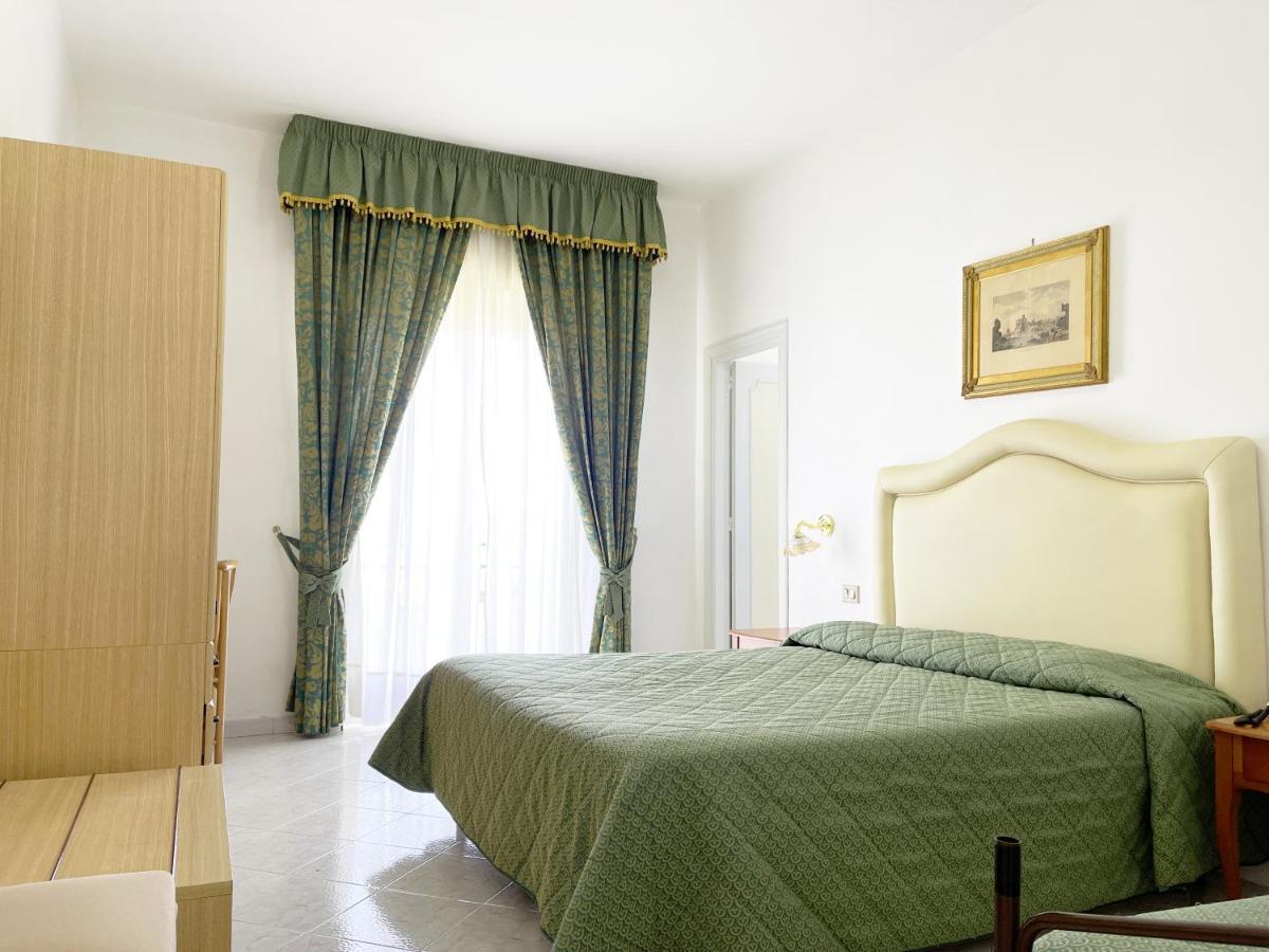 Hotel Reginella SantʼAgata sui Due Golfi Zewnętrze zdjęcie