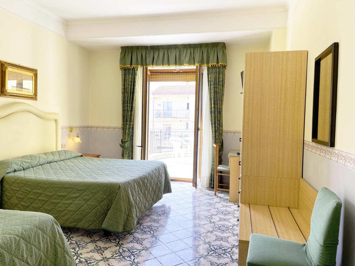 Hotel Reginella SantʼAgata sui Due Golfi Zewnętrze zdjęcie